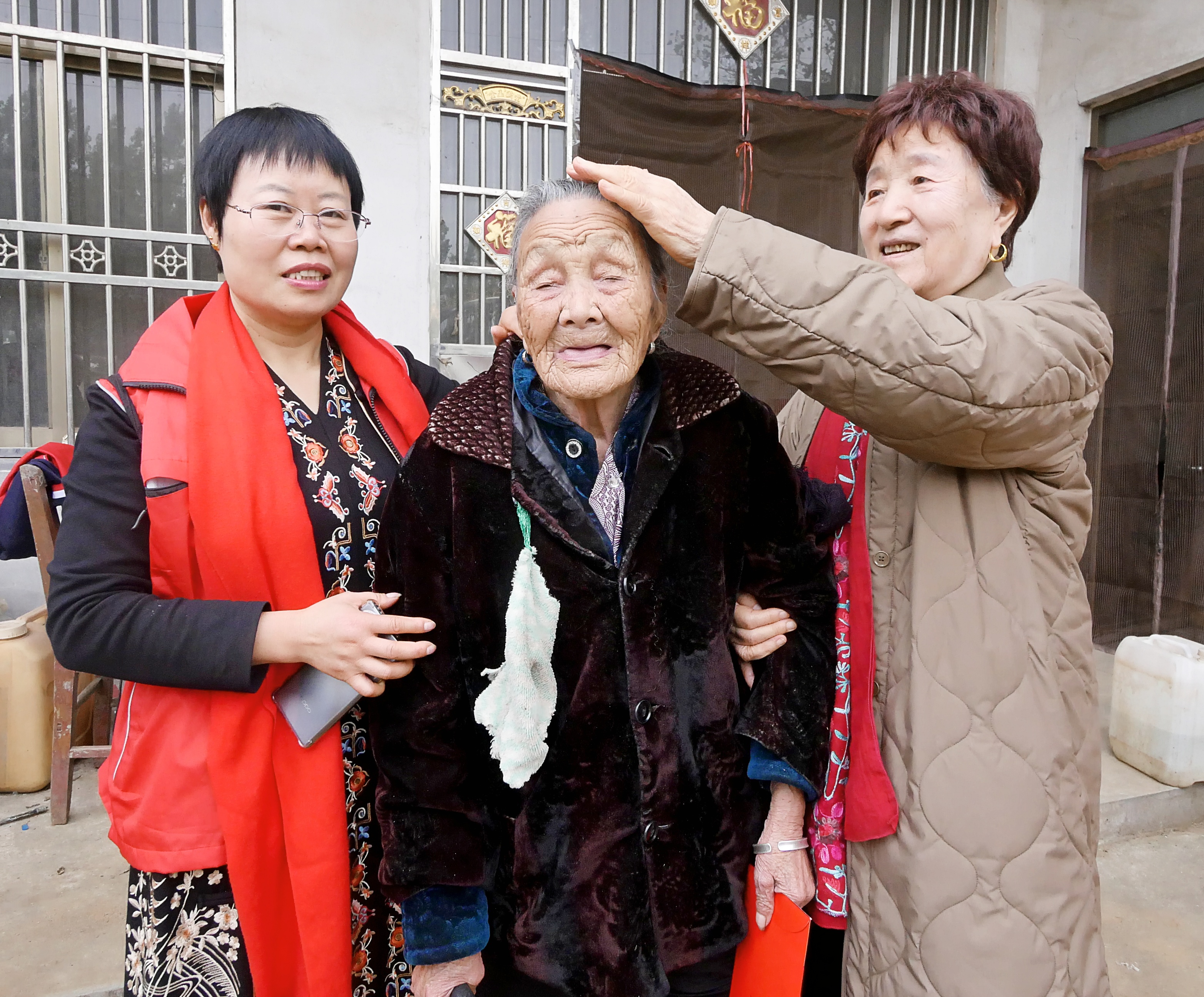 迟到重阳情更浓 沂蒙雷锋践初心