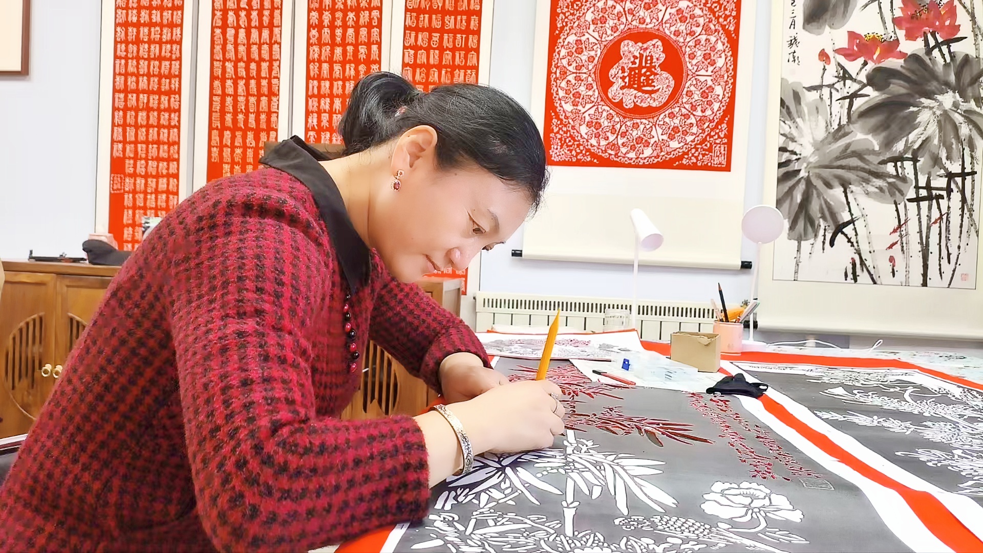 冬日雅集传文脉 艺术名家探访剪纸工作室共话传承