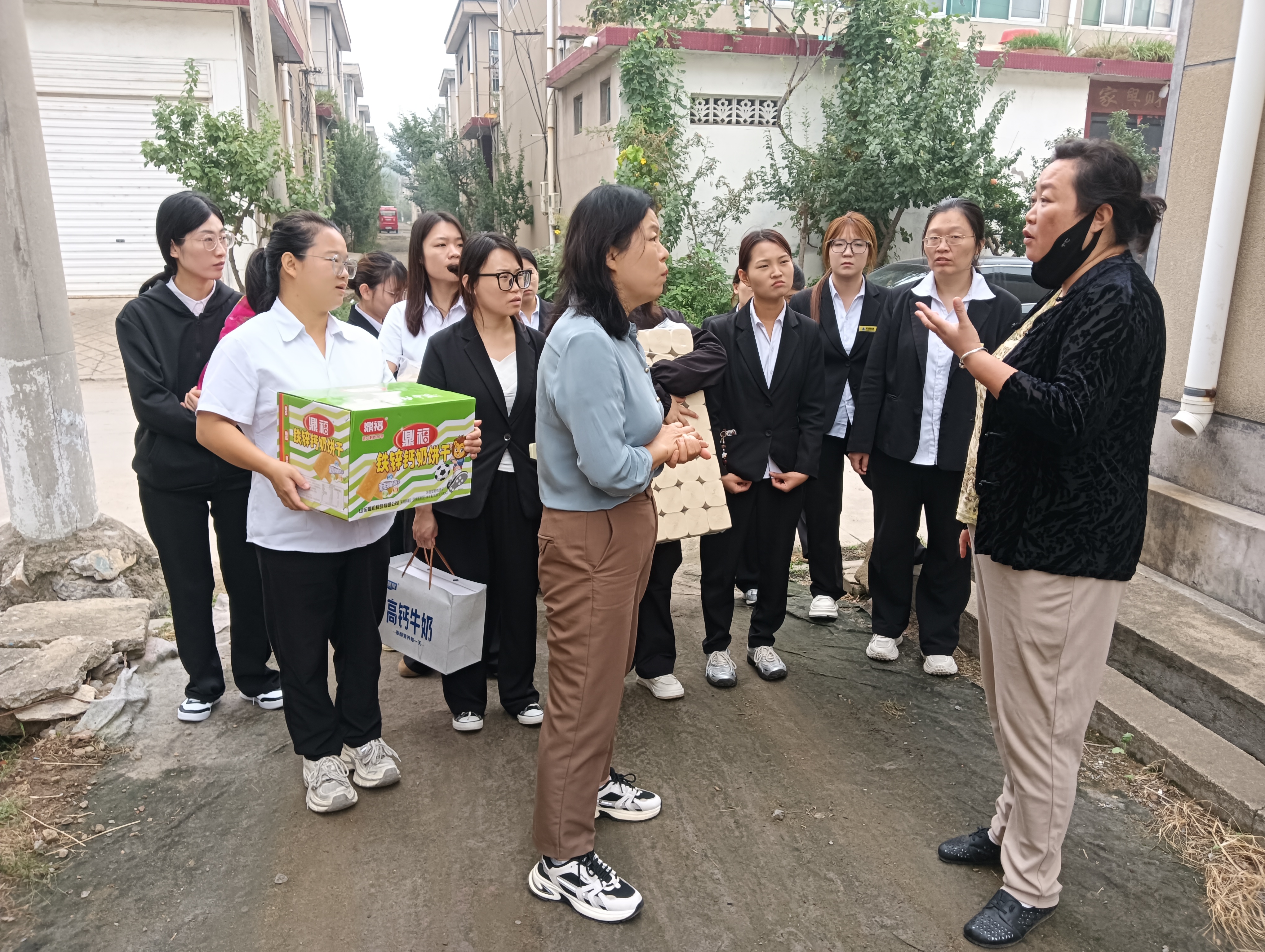 情暖孤困老人 爱心走访朱潘村